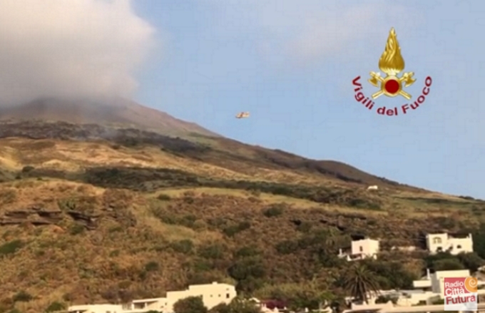 Stromboli: l'azione dei Canadair dei Vigili del Fuoco