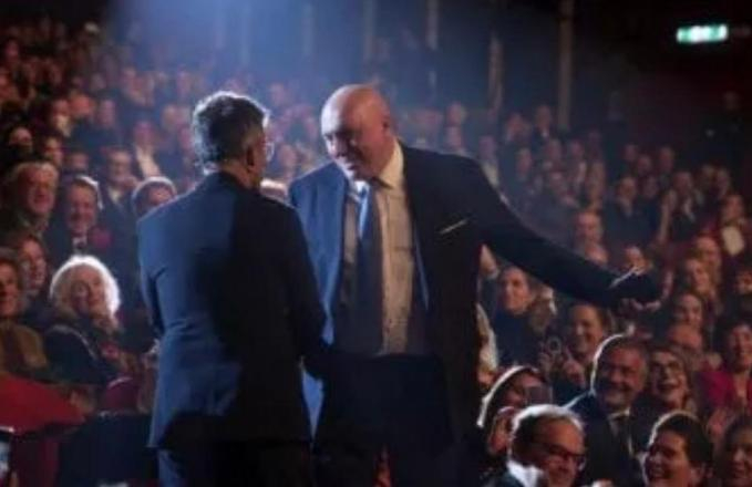 Incoraggiato da Fiorello, il ministro Crosetto canta "Bella ciao" durante una serata benefica 