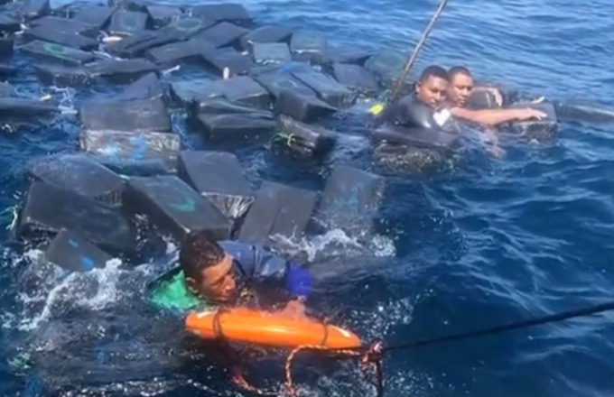 Narcos salvati in mare...dalla cocaina